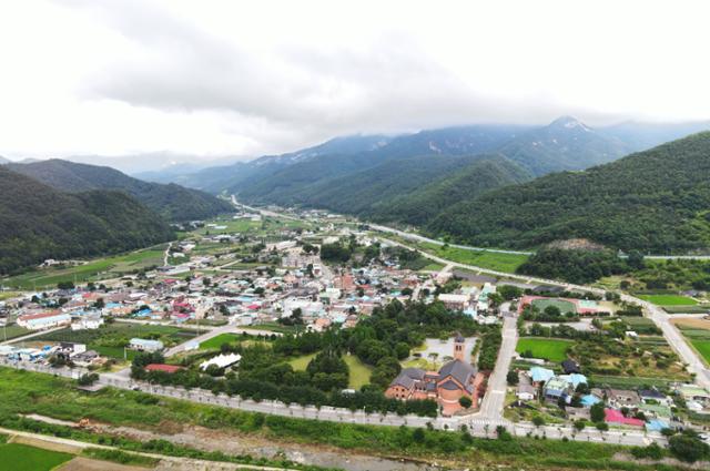 연풍면 소재지 전경. 오른쪽 구름에 덮인 산줄기가 조령산 능선이다. 천주교 연풍성지(사진 하단 중앙)가 면소재지의 상당 부분을 차지하고 있다.