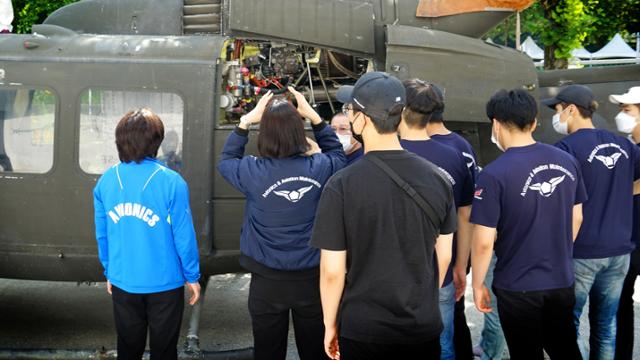 경북전문대 항공전자정비과 학생들이 최근 들여 온 군용 헬기에 대해 설명을 듣고 있다. 경북전문대 제공