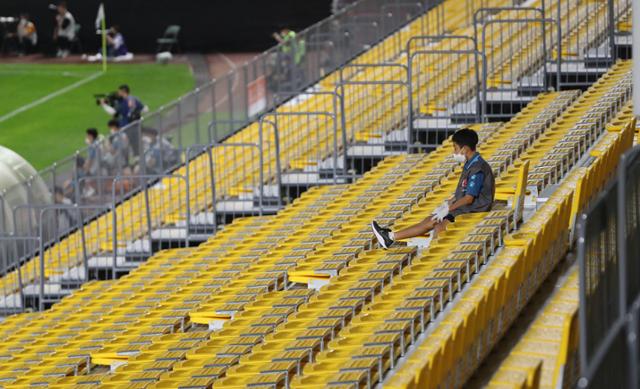 25일 오전 광주 서구 광주FC 축구전용구장에서 광주FC 가 원정팀 수원 삼성 블루윙즈를 상대로 코로나19 무관중 첫 홈경기를 치르고 있다. 광주=연합뉴스