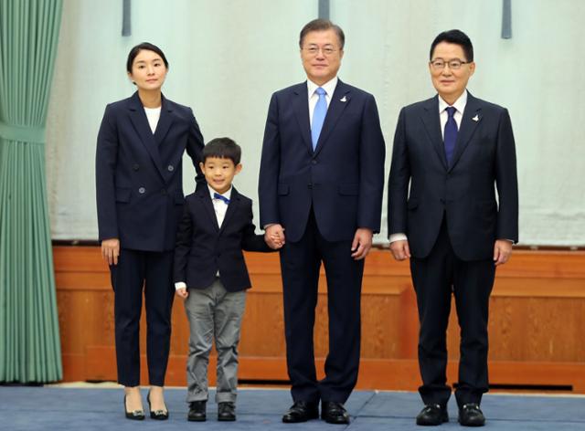 신임 통일부 장관, 국가정보원장 및 경찰청장 임명장 수여식이 29일 청와대에서 열렸다. 문재인 대통령과 박지원 국정원장, 박 원장의 손자가 함께 기념촬영을 하고 있다. 왕태석 선임기자