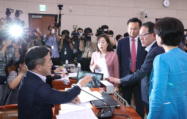 29일 오전 국회에서 열린 법제사법위원회 전체회의에서 임대차보호법 상정을 반대하는 김도읍 미래통합당 간사가 윤호중 위원장에게 항의하고 있다. 뉴스1