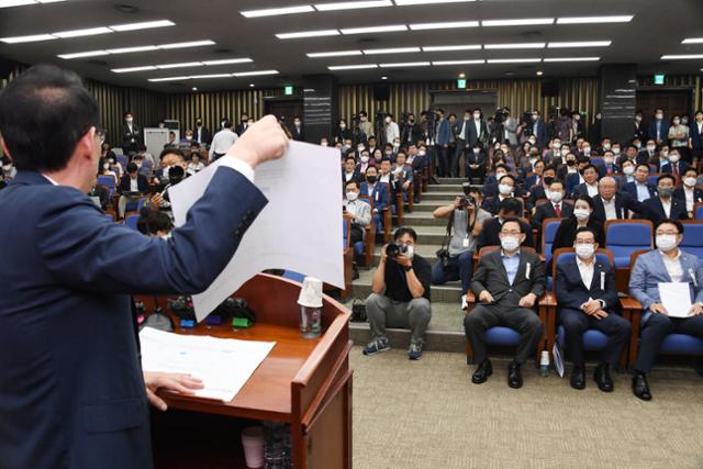 김도읍 의원이 29일 오전 서울 여의도 국회에서 열린 긴급 의원총회에서 여당 단독 법안처리에 대한 자료를 제시하고 있다. 오대근 기자