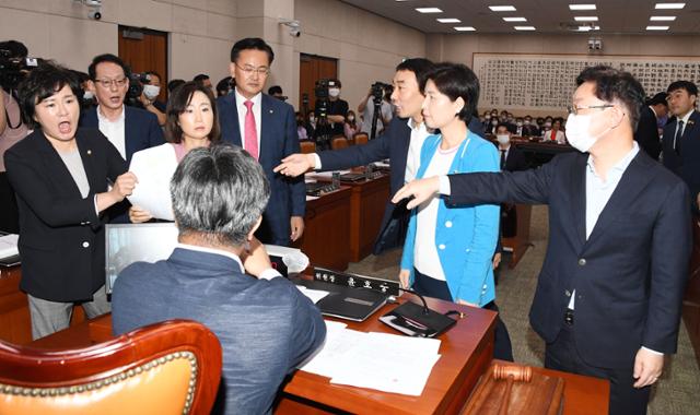 미래통합당 김도읍 법사위 간사와 의원들이 27일 서울 여의도 국회에서 열린 법제사법위원회 전체회의에서 윤호중 법제사법위원회 위원장에게 주택 임대차 보호법 등이 의안정보시스템에 이미 처리된 것으로 나온다며 항의를 하고 있다. 오대근기자