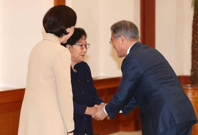 2018년 10월 2일 문재인 대통령이 2일 청와대에서 열린 유은혜 시회부총리 겸 교육부 장관에 대한 임명장 수여식에서 유 장관의 시어머니 정종석 씨와 인사를 나누고 있다. 고영권기자