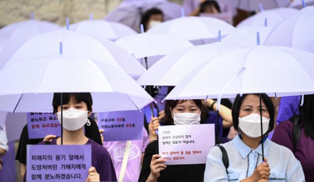 한국성폭력상담소와 한국여성의전화 등 8개 여성단체 관계자들이 28일 오전 서울 중구 시청광장에서 고 박원순 전 서울시장에 대한 인권위의 직권조사를 촉구하는 기자회견·행진을 하고 있다. 이한호 기자