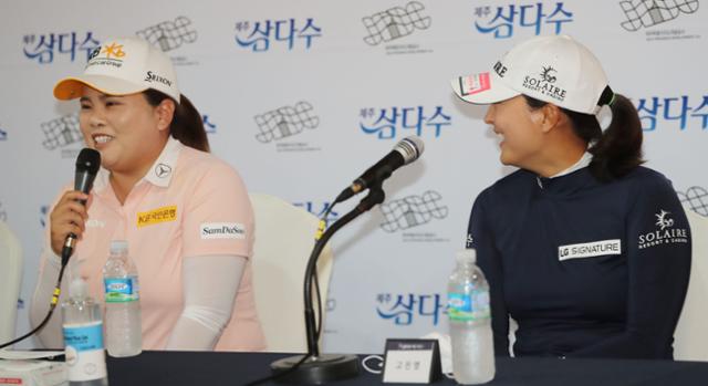 KLPGA 투어 제주 삼다수 마스터스에 나서는 박인비(왼쪽)와 고진영이 29일 오후 제주시 세인트포 골프리조트에서 진행된 기자회견에서 취재진 질문에 답변하고 있다. 제주=뉴스1