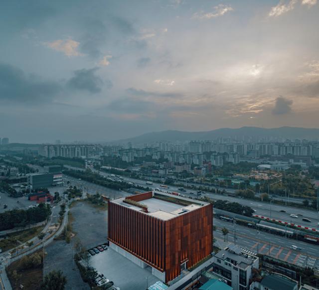 제네시스는 오는 30일 경기 용인시 수지구에 차량 구매 상담을 비롯해 제네시스 전 차종의 다양한 모델을 직접 보고 시승할 수 있는 '제네시스 수지'를 개관한다. '제네시스 수지' 외부 전경. 사진작가 최경모 제공