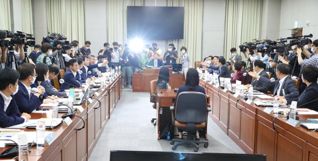 29일 국회 운영위원회 전체회의에서 여야 의원들이 고성을 주고 받고 있다. 연합뉴스