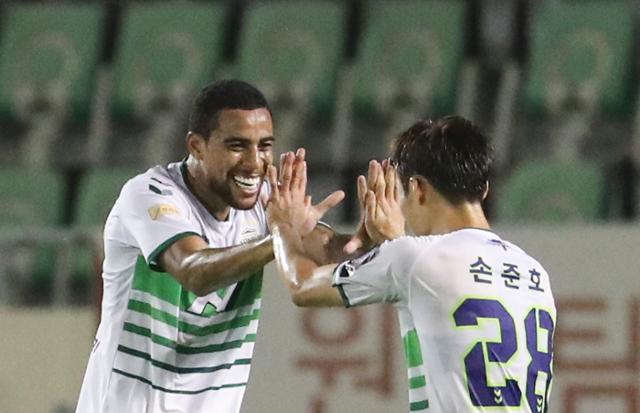 전북현대의 구스타보가 29일 부산 구덕 축구경기장에서 열린 2020 하나은행 FA CUP 부산 아이파크와의 8강전 경기에서 해트트릭을 성공시킨 후 동료들과 기쁨을 나누고 있다. 부산=연합뉴스