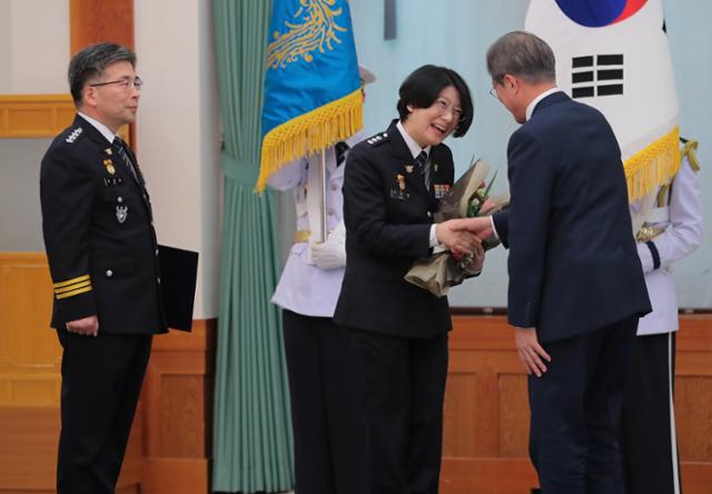 2018년 7월 24일 문재인대통령이 청와대 본관에서 민갑룡 경찰청장에게 임명장을 수여 민청장의 아내 구은영 관악경찰서 여성청소년과 과장에게 꽃다발을 수여하고 있다. 고영권기자