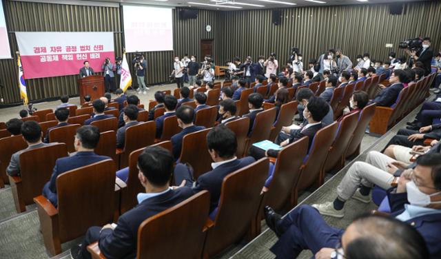 주호영 미래통합당 원내대표가 29일 국회에서 열린 긴급 의원총회에서 발언하고 있다. 뉴스1