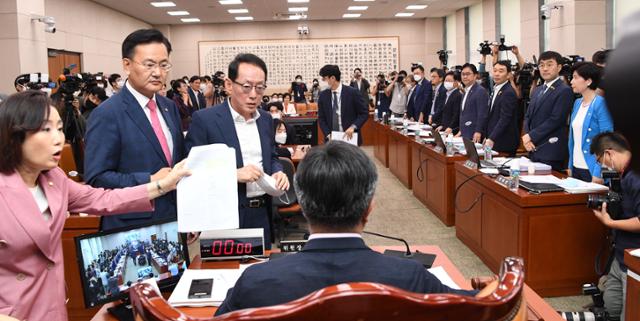 김도읍 미래통합당 법사위 간사와 의원들이 법제사법위원회 전체회의에서 윤호중 법제사법위원회 위원장에게 주택 임대차 보호법 등이 의안정보시스템에 이미 처리된 것으로 나온다 며 항의를 하는 동안 민주당 의원들이 해당법안에 대한 찬반을 묻는 표결에 자리에서 일어나 찬성의사를 표시하고 있다.오대근기자