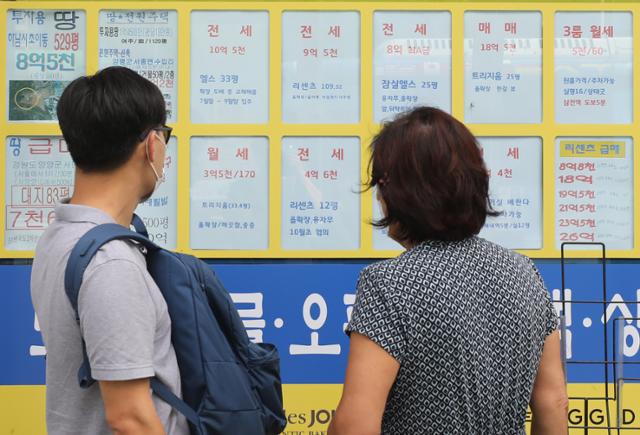 계약갱신청구권제와 전월세상한제를 도입하는 주택임대차보호법 개정안이 국회 본회의를 통과한 30일 서울 송파구 한 부동산중계업소에 부동산 매물정보가 붙어 있다. 뉴스1