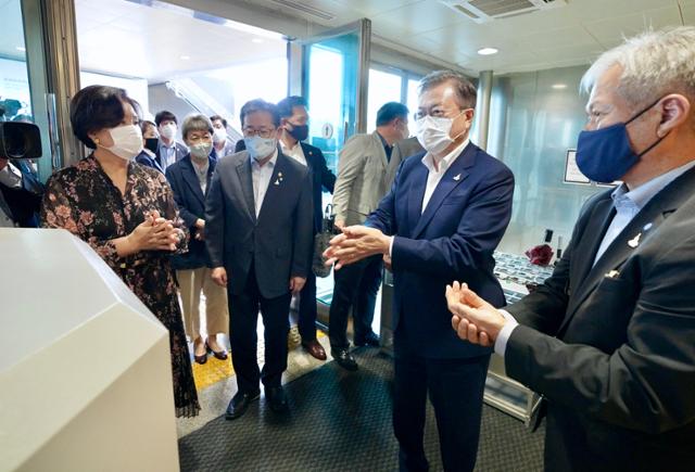 문재인 대통령과 김정숙 여사가 30일 오후 서울 용산구 국립중앙박물관에서 ‘새 보물 납시었네, 신국보보물전 2017-2019’ 관람을 위해 전시실로 들어가기 전 손을 소독하고 있다. 연합뉴스