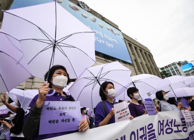 한국성폭력상담소와 한국여성의전화 등 8개 여성단체 관계자들이 28일 서울 중구 시청광장에서 고(故) 박원순 전 서울시장에 대한 인권위의 직권조사를 촉구하는 기자회견 및 행진을 하고 있다. 이한호 기자