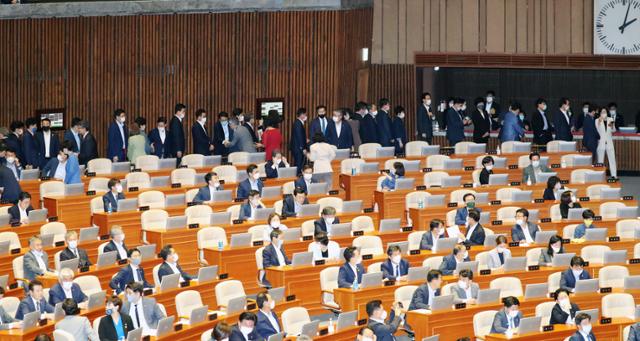 30일 오후 국회 본회의에서 의원들이 김현, 김효재 방송통신위원회 위원 추천안 투표를 위해 차례를 기다리고 있다. 연합뉴스