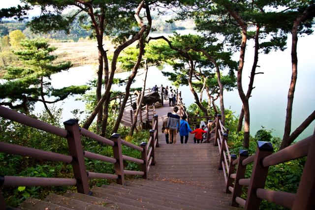 임진왜란 때 신립 장군이 배수진을 치고 열두 번이나 오르락내리락했다는 탄금대 열두대. 충주시 제공