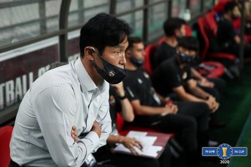 프로축구 K리그1(1부)과 대한축구협회(FA)에서 부진을 거듭한 FC서울의 최용수 감독이 결국 지휘봉을 내려놨다. 서울은 30일 오후 "최용수 감독이 자진 사퇴했다"고 밝혔다. 사진은 29일 포항과의 경기 당시 최용수 감독. 대한축구협회 제공