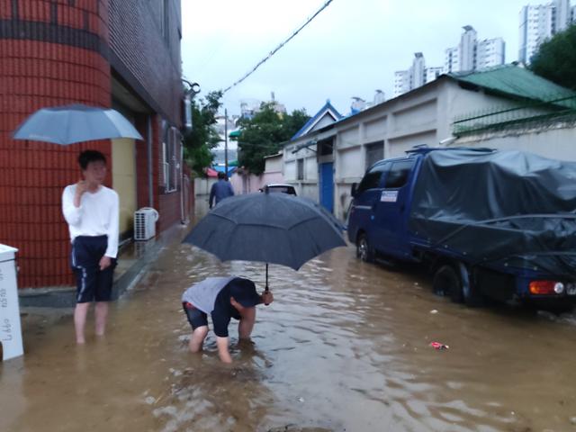 대전 지역에 호우경보가 발효된 30일 새벽 대전 동구 대동 인근 도로가 물에 잠겨있다. 뉴스1