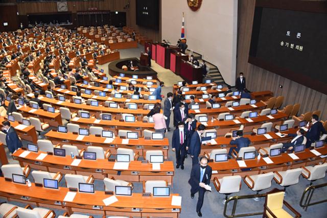 30일 국회에서 열린 본회의에서 통합미래당 의원들이 주택 임대차 보호법 및 상가건물 임대차보호법 일부개정법률안이 상정되자 항의의 표시로 집단 퇴장하고 있다. 오대근 기자