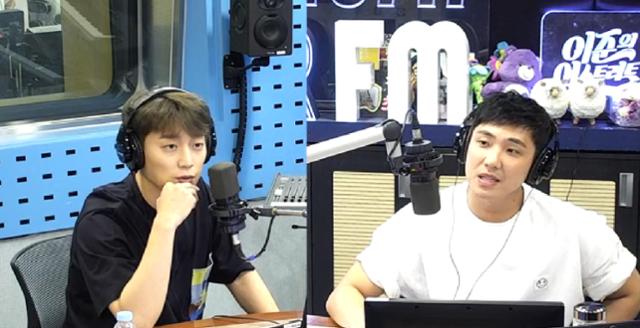 윤두준(왼쪽)이 SBS 파워FM '이준의 영스트리트'에서 습관에 대해 이야기했다. 보이는 라디오 캡처