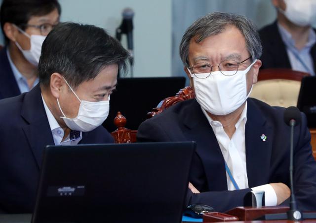 김거성 시민사회수석과 윤도한 국민소통수석이 29일 청와대 여민관에서 열린 수석 보좌관회의에 참석해 이야기를 나누고 있다. 뉴시스