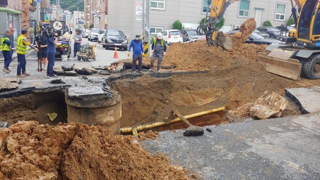 지난 30일 전북 전주시 완산구 평화동 한 도로에 씽크홀이 발생해 복구 작업이 이뤄지고 있다. 연합뉴스