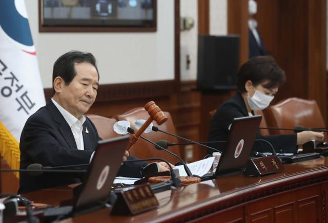 정세균 국무총리가 31일 서울 종로구 정부서울청사에서 열린 임시 국무회의를 주재하고 있다. 뉴시스