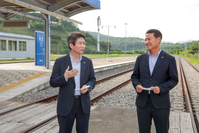 31일 업무 보고를 받기 위해 강원 고성군 동해선 남북출입사무소를 방문한 이인영(왼쪽) 통일부 장관이 제진역에서 함명준 고성군수와 대화하고 있다. 고성군청 제공