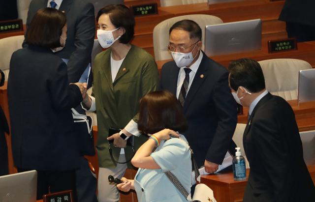 유은혜(왼쪽부터)부총리 겸 교육부 장관, 홍남기 부총리 겸 기획재정부 장관, 정세균 국무총리가 3일 오후 서울 여의도 국회에서 열린 제379회 국회(임시회) 제7차 본회의를 마친 후 의원, 국무위원들과 인사를 나누고 있다. 이날 통과된 35조원 규모의 코로나19 대응 3차 추경안 중 대학 긴급 지원사업 1,000억원이 포함됐다. 뉴스1