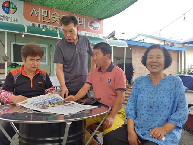 대구경북 통합신공항이 공동후보지인 경북 의성 비안·군위 소보로 극적 타결된 다음날인 31일 군위지역 전통시장 상인들이 통합신공항에 관해 이야기를 나누고 있다. 권성우 기자 ksw1617@hankookilbo.com