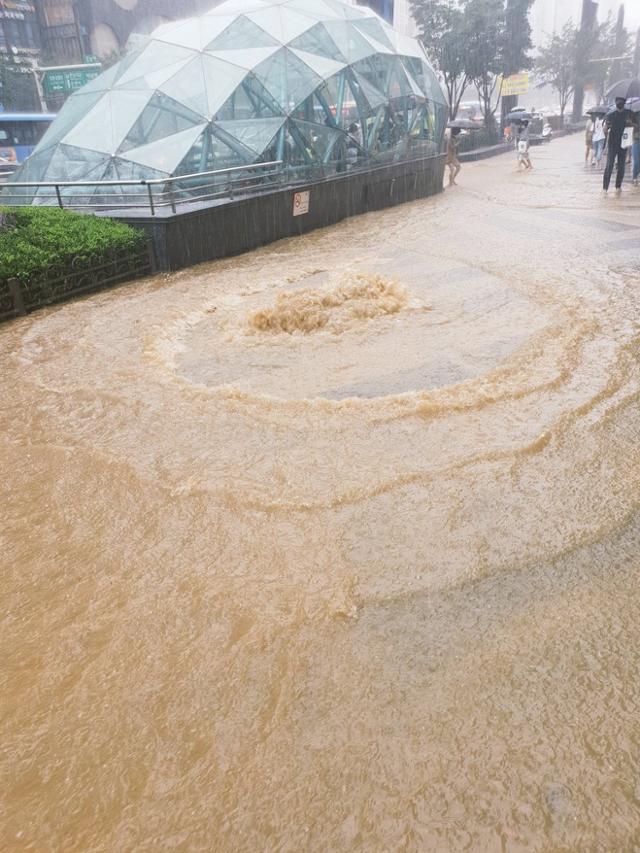 한 누리꾼이 1일 트위터에 오후 1시쯤 강남역 주변 상황이라며 물에 잠긴 역 인근 도로 사진을 올렸다. 트위터 캡처