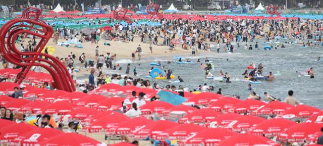 2일 오후 부산 해운대해수욕장을 찾은 관광객들이 물놀이로 더위를 식히고 있다. 이날 부산은 폭염경보가 내려졌다. 부산=뉴스1