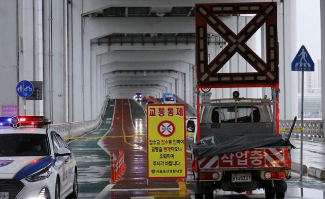 서울시는 2일 오후 3시 10분부터 잠수교에 보행자의 통행을 통제하고 있다. 시는 이후 한강 수위가 더 높아짐에 따라 오후 5시 27분부로 차량 통행도 금지했다. 뉴스1