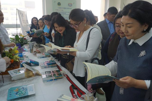 4월 몽골민족대에서 열린 간호학 교재 출판기념회 모습. (사진=조선대 제공) 뉴시스