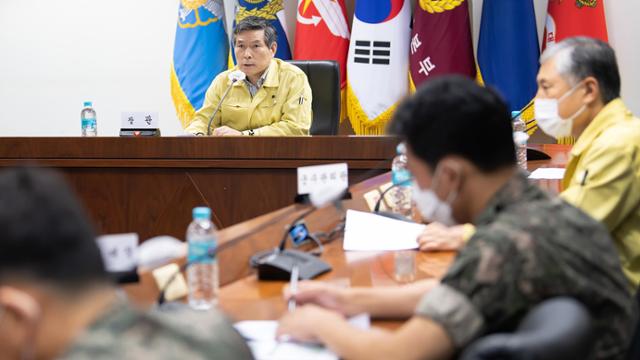 정경두 국방부 장관이 2일 오후 서울 용산구 국방부에서 장마 장기화와 집중호우 지속에 따른 긴급 주요지휘관회의를 주재하고 있다. 국방부 제공