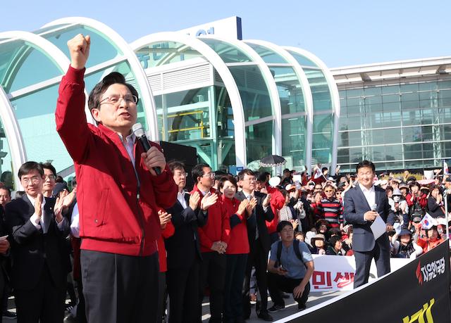 패스트트랙 지정의 문제점을 알리기 위해 '경부선 투쟁'에 나선 자유한국당 황교안 대표가 지난해 5월 2일 오후 대구시 동대구역 광장에서 열린 '문재인 STOP! 대구시민이 심판합니다' 행사에서 발언하고 있다. 연합뉴스