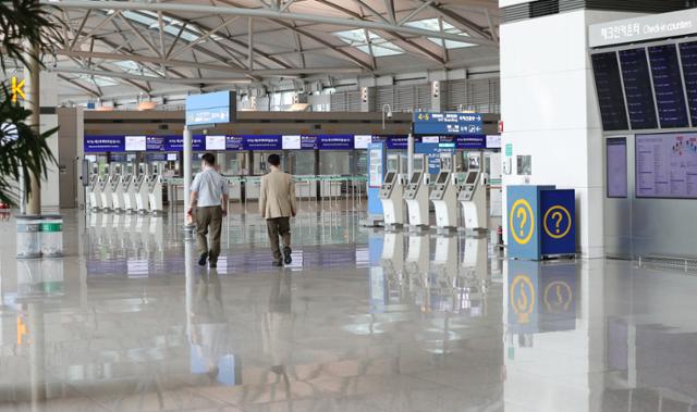 본격적인 휴가철이 시작된 7월 31일 인천국제공항 출국장이 신종 코로나바이러스 감염증(코로나19) 여파로 한산한 모습을 보이고 있다. 인천공항=뉴스1