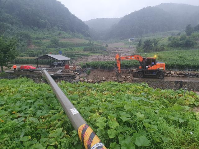 충북 충주시 산척면 서대마을에서 집중 호우로 인해 쓰러진 전봇대 너머로 무너진 돌벽 수습 작업이 이뤄지고 있다. 최은서 기자