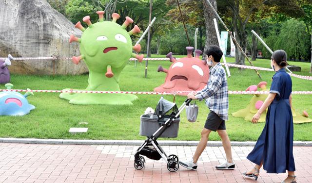 대구 낮 최고기온이 33도까지 오르며 폭염경보가 발효된 3일 오후 대구 중구 국채보상운동기념공원에 설치된 '녹는 코로나(Melt COVID)'라는 제목의 대형 조형물이 시민들의 눈길을 끌고 있다. 대구의 뜨거운 기온과 대구시민들의 뜨거운 열정으로 코로나19 바이러스를 녹여버린다는 내용을 담고 있다. 뉴시스