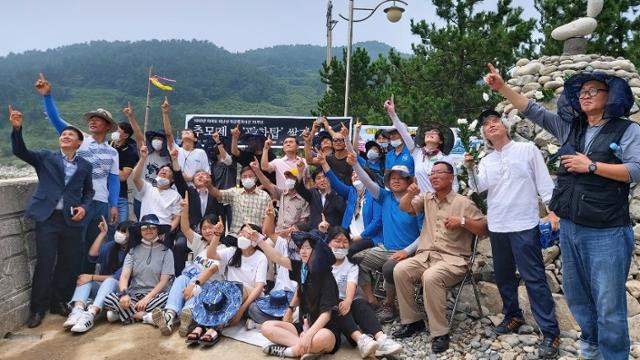 3일 전남 여수시 남면 안도리 이야포 해변에서 열린 ‘이야포 피난선 미군폭격사건’ 70주년 희생자 추모제 및 평화돌탑 쌓기 행사.