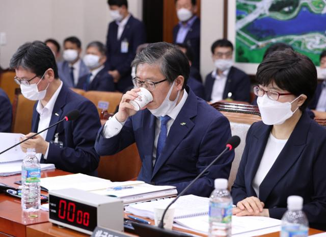 변창흠 한국토지주택공사 사장이 3일 오전 서울 여의도 국회에서 열린 국토교통위원회 전체회의에서 목을 축이고 있다. 뉴스1