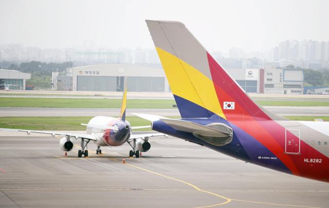 지난달 31일 오전 서울 강서구 김포공항 국내선청사 전망대에서 바라본 아시아나항공기가 이륙하고 있다. 영종도=뉴시스