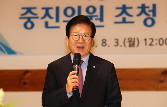 박병석 국회의장이 3일 오전 서울 영등포구 여의도 국회 사랑재에서 중진의원 초청 오찬 간담회를 갖고 모두발언을 하고 있다. 뉴스1