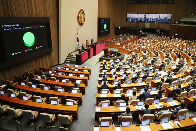 4일 국회 본회의에서 '부동산 3법' 관련 표결이 이뤄지고 있다. 뉴시스