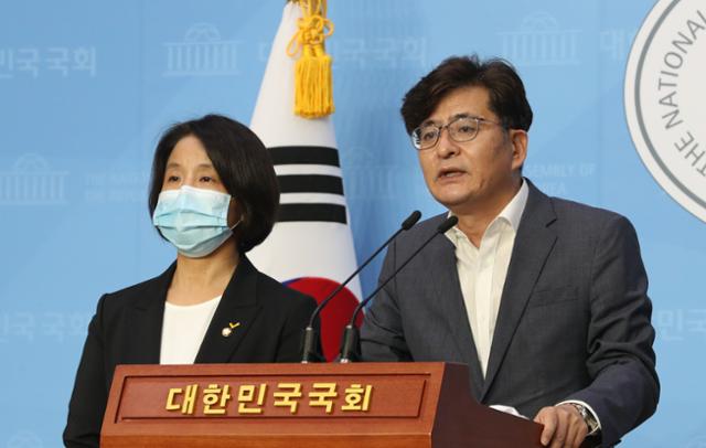 박원석(오른쪽) 정의당 정책위의장이 지난달 1일 국회 소통관에서 기자회견을 열고 '한국판 뉴딜' 5.1조원 재검토, 긴급고용안정지원금 대상 및 규모 확대 등 추경예산안 관련 당의 입장을 발표하고 있다. 연합뉴스