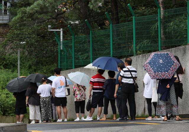 지난달 28일 오전 서울 중구 소재 중국대사관 영사부에서 업무를 보려는 사람들이 길게 줄지어 서 있다. 연합뉴스