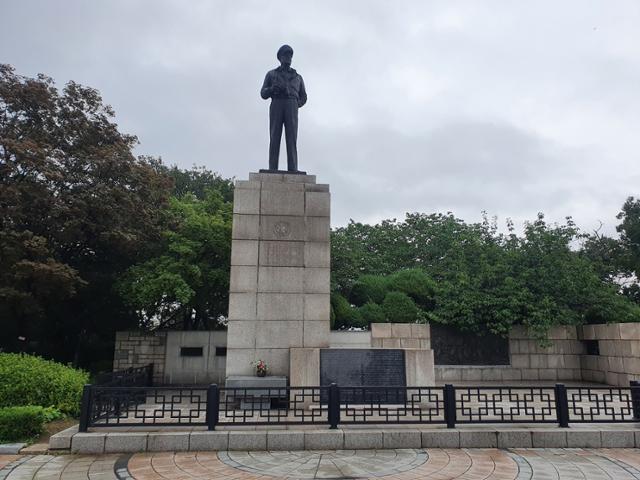 인천 중구 자유공원에 자리 잡은 맥아더 장군 동상. 6ㆍ25 전쟁 당시 맥아더 장군의 업적을 기리기 위해 1957년 세워졌다. 동상 주변은 현재 동상을 철거하려는 자와 지키려는 사람간의 대결의 장소가 됐다. 인천=채지선 기자