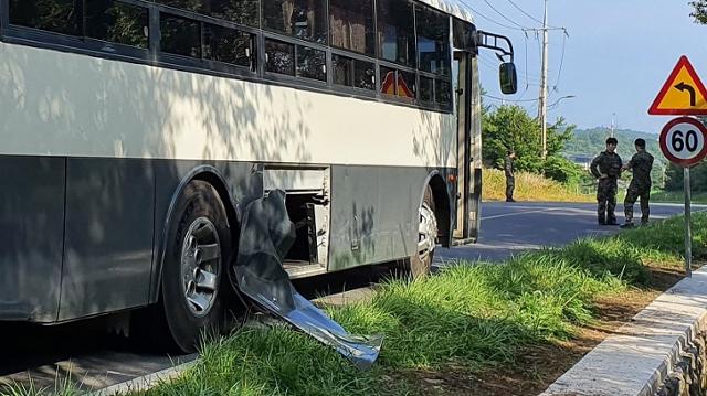 4일 오전 제주시 아라1동 관음사 입구 인근 제1산록도로에서 사고가 난 특전사 예하부대 버스 모습.