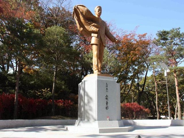 서울 용산구 후암동 안중근 의사 기념관 입구에 있는 안중근 의사 동상. 안중근 의사는 국가보훈처가 현충시설로 지정한 동상 162점 중 가장 많은 동상이 세워진 인물이다. 국가보훈처 제공